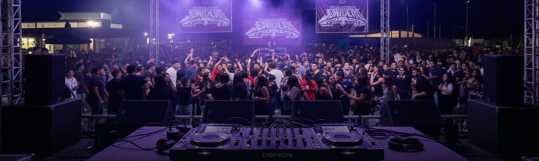 Consola de sonido sonidero profesional en un baile con público en vivo