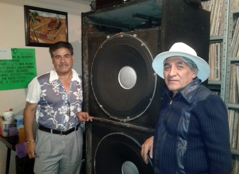 Oscar Solórzano de Sonido El Pato junto a bocinas sonideras clásicas en estudio